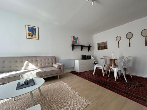 ein Wohnzimmer mit Sofa und Tisch in der Unterkunft T2 au cœur de Niort, proche marché & Port Boinot in Niort