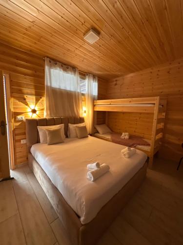 Ένα ή περισσότερα κρεβάτια σε δωμάτιο στο צימר לה מונטנייה