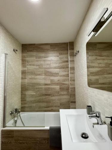 a bathroom with a sink and a bath tub at Apartamento a 10 minutos de Granada, Sierra Nevada a 35km, parking gratis in Alhendín