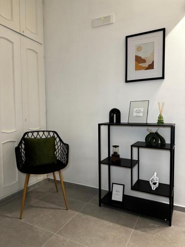 una silla negra sentada en una habitación con un estante en Urban Travelers Apartments, en Isernia