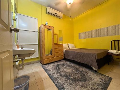 Ένα ή περισσότερα κρεβάτια σε δωμάτιο στο Queen bed POS walk to everything on the Avenue