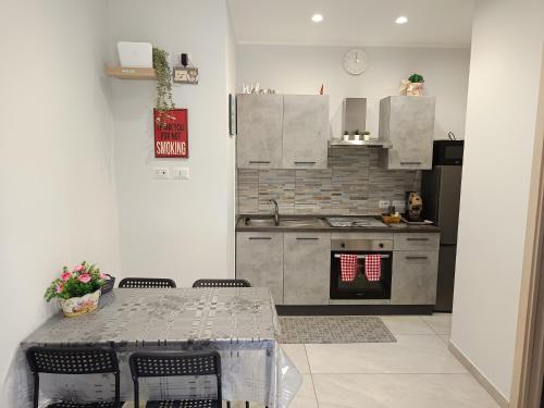 una cucina con un tavolo e una stufa forno superiore di La casa di Flò a Ercolano