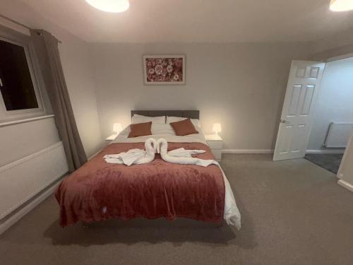 a bedroom with a bed with towels on it at Large 4 bedroom Family let, Contractor, Corporate in Market Harborough