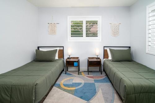 Giường trong phòng chung tại Serenity Pines 1hr to Yosemite w BBQ and Game Room