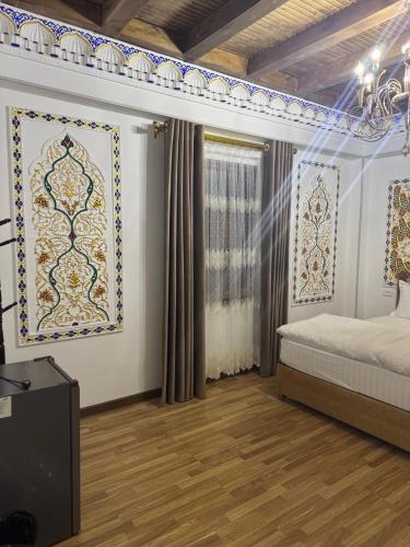 ein Schlafzimmer mit einem Bett und einem Fenster in der Unterkunft Central asia hotel in Muruntau