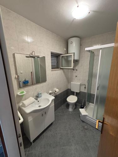 Ένα μπάνιο στο Apartments Gugic