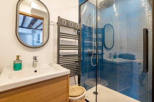 Koupelna v ubytování Relais Cocorico "Oeuf" Family Suite with AC