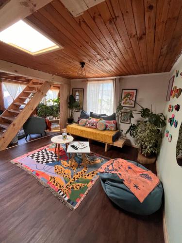 a living room with a couch and a table at Hostal waiwen in Matanzas