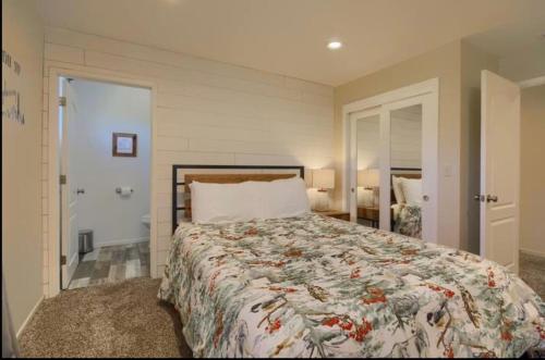 Una cama o camas en una habitación de Hillside Bungalow - Walking distance to downtown