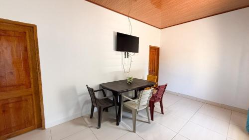 a dining room with a black table and chairs at Apartamentos Datalu in Coveñas