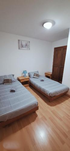 2 Betten in einem Zimmer mit ainylinylinylinylinylinylinylinylinylinylinyl in der Unterkunft Montagnard RDC Hyper centre in Chartres