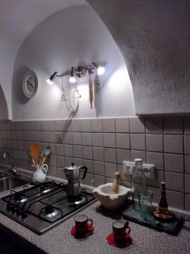 Il comprend une cuisine équipée d'une cuisinière et d'un évier. dans l'établissement sax & rosa, à Pigna