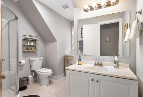 Ένα μπάνιο στο The Divine Cottage! Woodsy Hideaway!