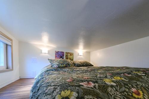 Postel nebo postele na pokoji v ubytování Birdhouse country living close to everything