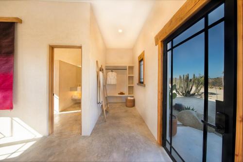 Boutique Villa Featured on Emmy-Award Winning StayCation في تودوس سانتوس: مدخل منزل مع باب زجاجي كبير