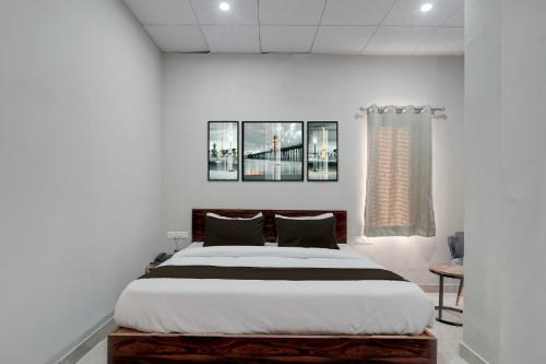 a bedroom with a large bed in a room at Collection O Kesar Crossway Jaipur Formerly Laxmi Palace in Jaipur
