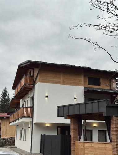ein Gebäude mit Holzbalkonen auf der Seite in der Unterkunft North Kaban in Borşa