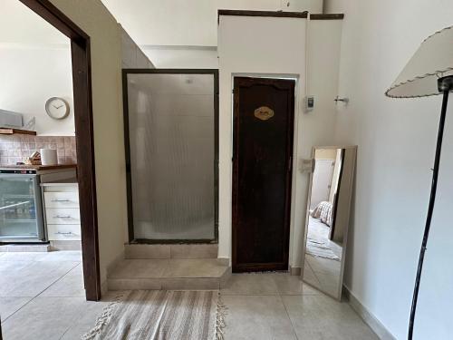 un corridoio con una porta a vetri in una cucina di Alojamiento De Rocha a Monte Grande