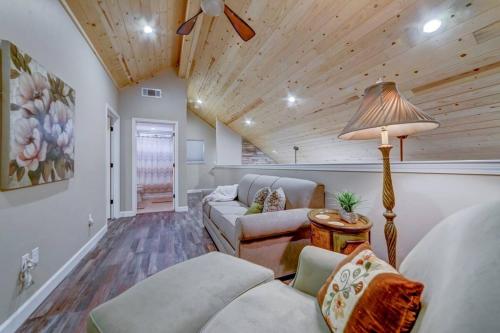 Χώρος καθιστικού στο Butterfly View Retreat - 45 Min to Yosemite