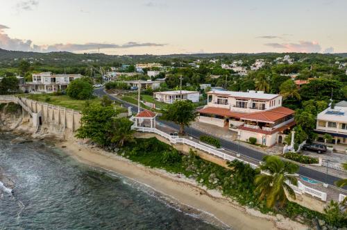 eine Luftaufnahme eines Strandes neben dem Wasser in der Unterkunft Trade Winds Restaurant & Guest House in Vieques