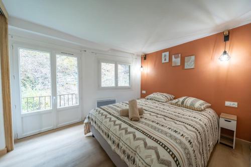 圣米歇尔德莫里耶讷Le Faro的卧室里有一张大床，墙壁是橙色的