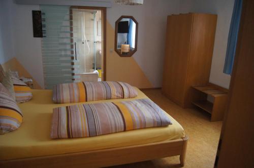 Una cama o camas en una habitación de Hotel Krone