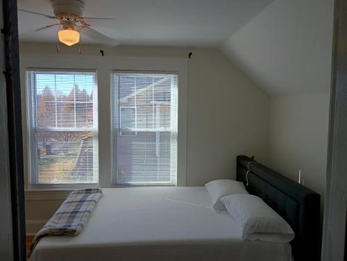 Postel nebo postele na pokoji v ubytování charming apartment at Lynchburg