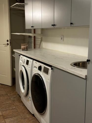 耶利瓦勒Företagsboende i Gällivare, 7 sovrum的配有洗衣机和水槽的厨房