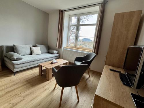 uma sala de estar com um sofá e uma mesa em Apartmány Havířská Žacléř, Krkonoše em Žacléř