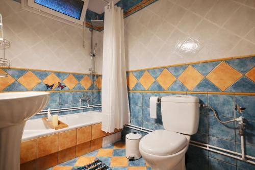 Koupelna v ubytování Cozy tricolor 2 bdr apt with gym & parking