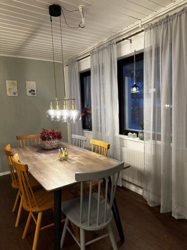 耶利瓦勒Företagsboende i Gällivare, 7 sovrum的用餐室设有桌椅和用餐室