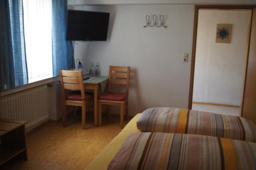 Una cama o camas en una habitación de Hotel Krone