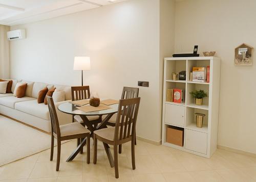 Posezení v ubytování Confort et Piscine, à 5 min de Rabat et Aéroport