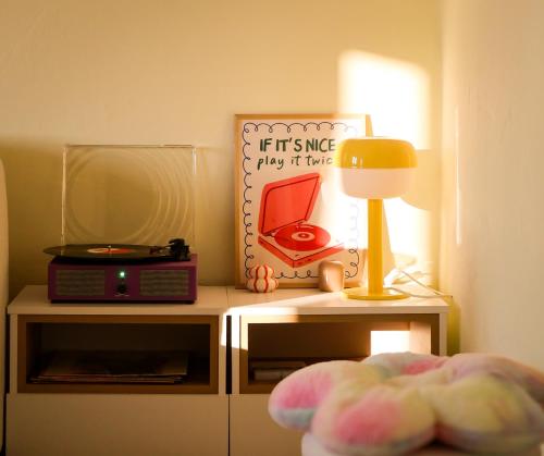 una stanza con un tavolo con una lampada e uno specchio di the mirrorbubble a Shkodër