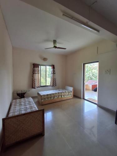 Ένα ή περισσότερα κρεβάτια σε δωμάτιο στο Matru Pitru Chaya Homestay