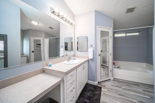 Un baño de The Nest-2 K Beds-Game Room-Deck-5 min to Mariposa