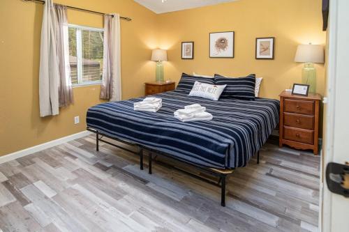 Una cama o camas en una habitación de The Nest-2 K Beds-Game Room-Deck-5 min to Mariposa