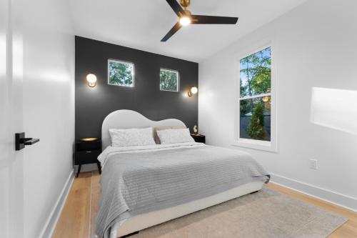 夏洛特The Raven A Luxury Guest House的一间卧室，里面有一张床和一个吊扇