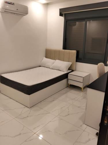 Ένα ή περισσότερα κρεβάτια σε δωμάτιο στο شقه فندقيه مفروشه في منطقه الراهبات الورديه