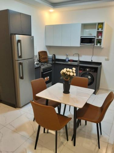 Η κουζίνα ή μικρή κουζίνα στο شقه فندقيه مفروشه في منطقه الراهبات الورديه