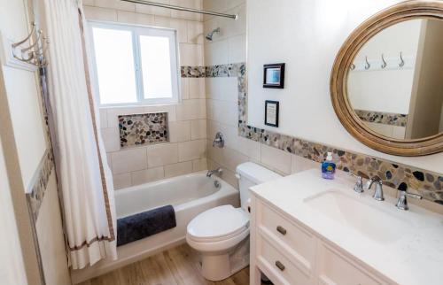 奥克赫斯特Ely Farm House - Near Yosemite National Park的浴室里有马桶、洗手池和镜子。