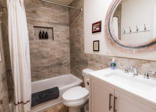 奥克赫斯特Ely Farm House - Near Yosemite National Park的浴室配有盥洗池、卫生间和镜子。