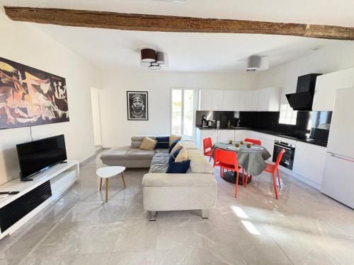 un salon avec un canapé et une table dans l'établissement Superbe maison d artiste avec patio centre ville, à Sète