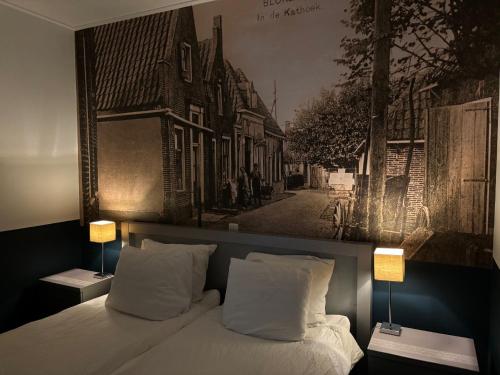 a bedroom with a bed with two lamps and a picture on the wall at "In de Kathoek" - Beste voorwaarden via eigen kanaal in Blokzijl