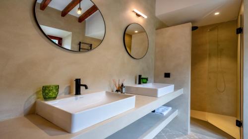 ein Badezimmer mit zwei Waschbecken und einem Spiegel in der Unterkunft SainteMaxime PremiumVilla PrivatePool in Sainte-Maxime