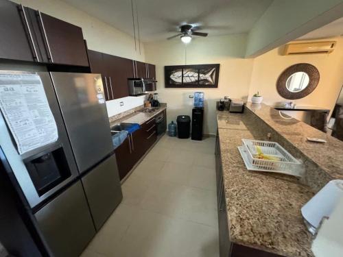 une cuisine avec un réfrigérateur et un plan de travail dans l'établissement Departamento frente al mar con alberca, à Telchac Puerto