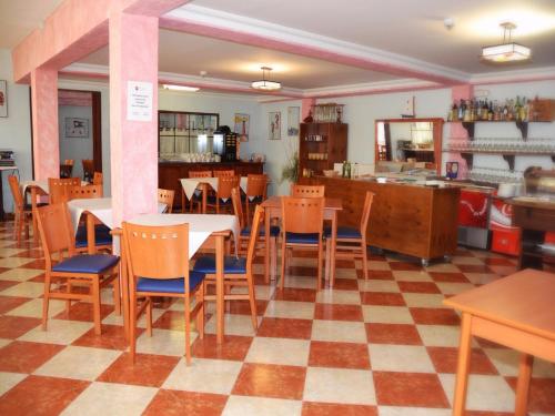 プンタ・ウンブリアにあるHotel Emilioのテーブルと椅子、カウンター付きのレストラン