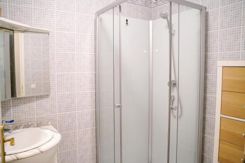 ein Badezimmer mit Dusche und Waschbecken in der Unterkunft Grand famille appartement proche Disneyland max 9 personnes in La Celle-sous-Gouzon