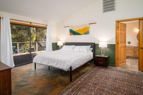 Voodi või voodid majutusasutuse Yosemite cabin with private lake - Twin Springs toas