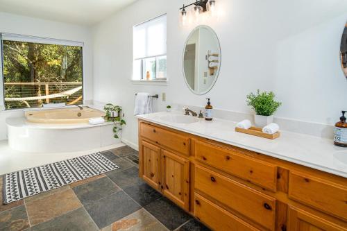 Vannituba majutusasutuses Yosemite cabin with private lake - Twin Springs